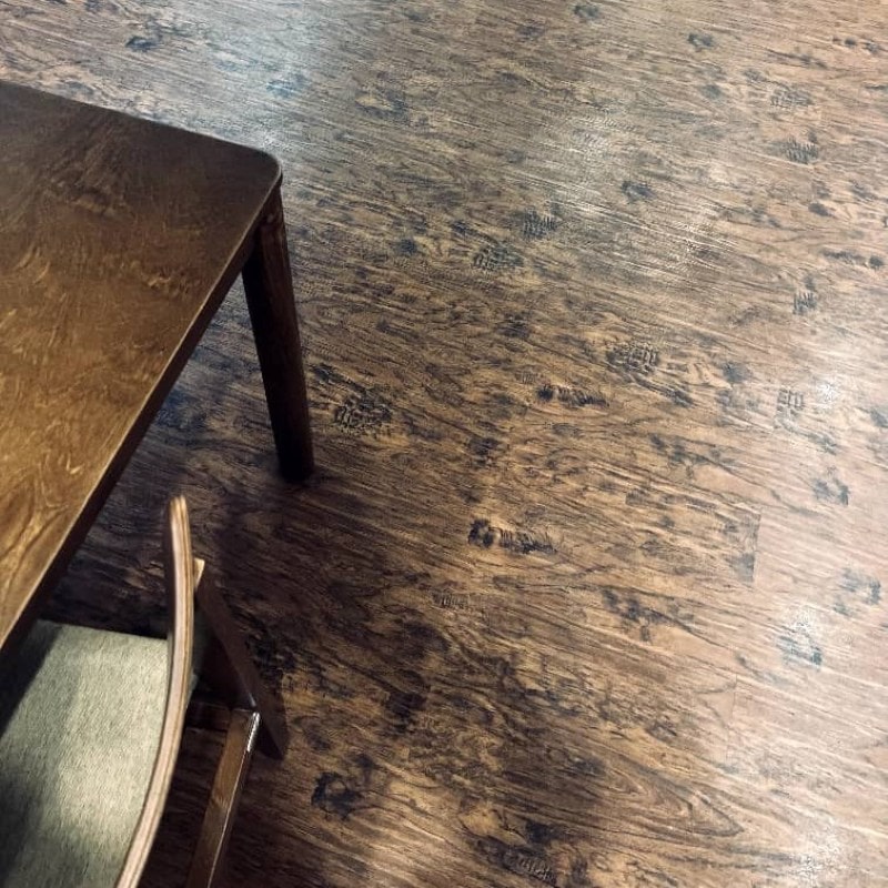 نمونه کار کفپوش تایل کلاسیک در منزل مسکونی