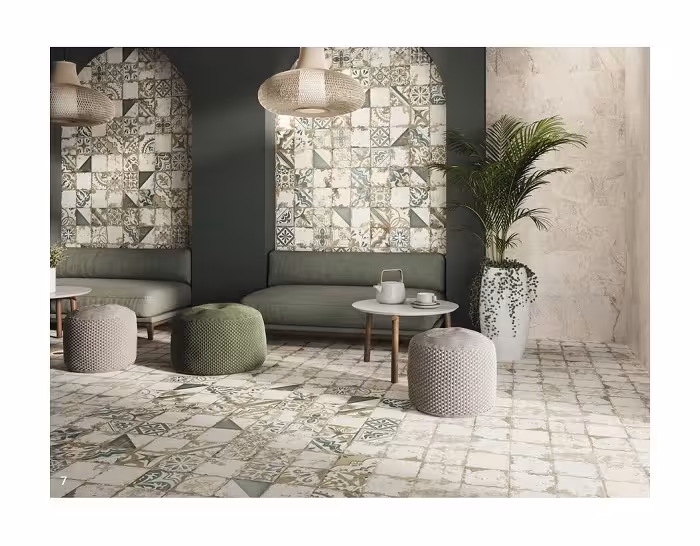 فضایی با رنگ های خاکی و طرح های طبیعی