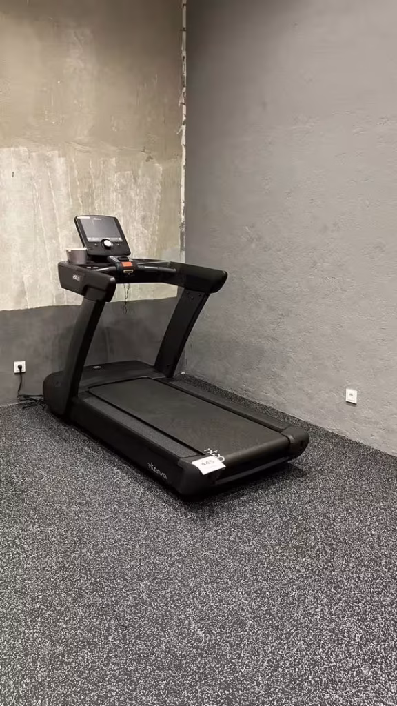 پروژه کفپوش لاستیکی رولی در باشگاه خانگی