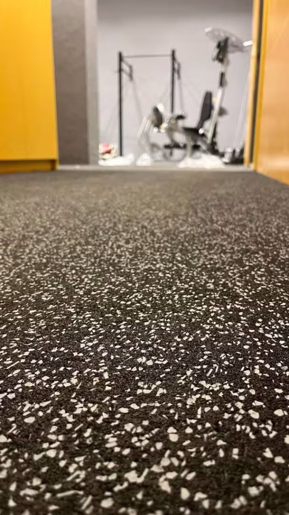 نمونه کار کفپوش گرانول رولی در باشگاه خانگی