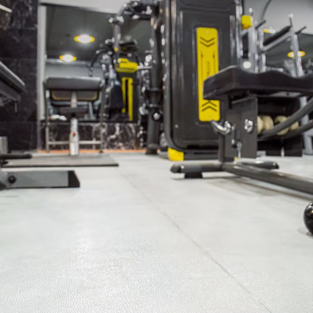 نمونه کار کفپوش پی وی سی ورزشی در باشگاه بدنسازی آنیل