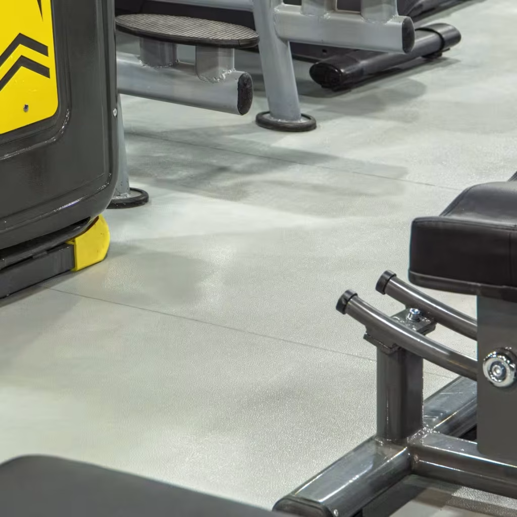 نمونه کار کفپوش پی وی سی ورزشی در باشگاه بدنسازی آنیل