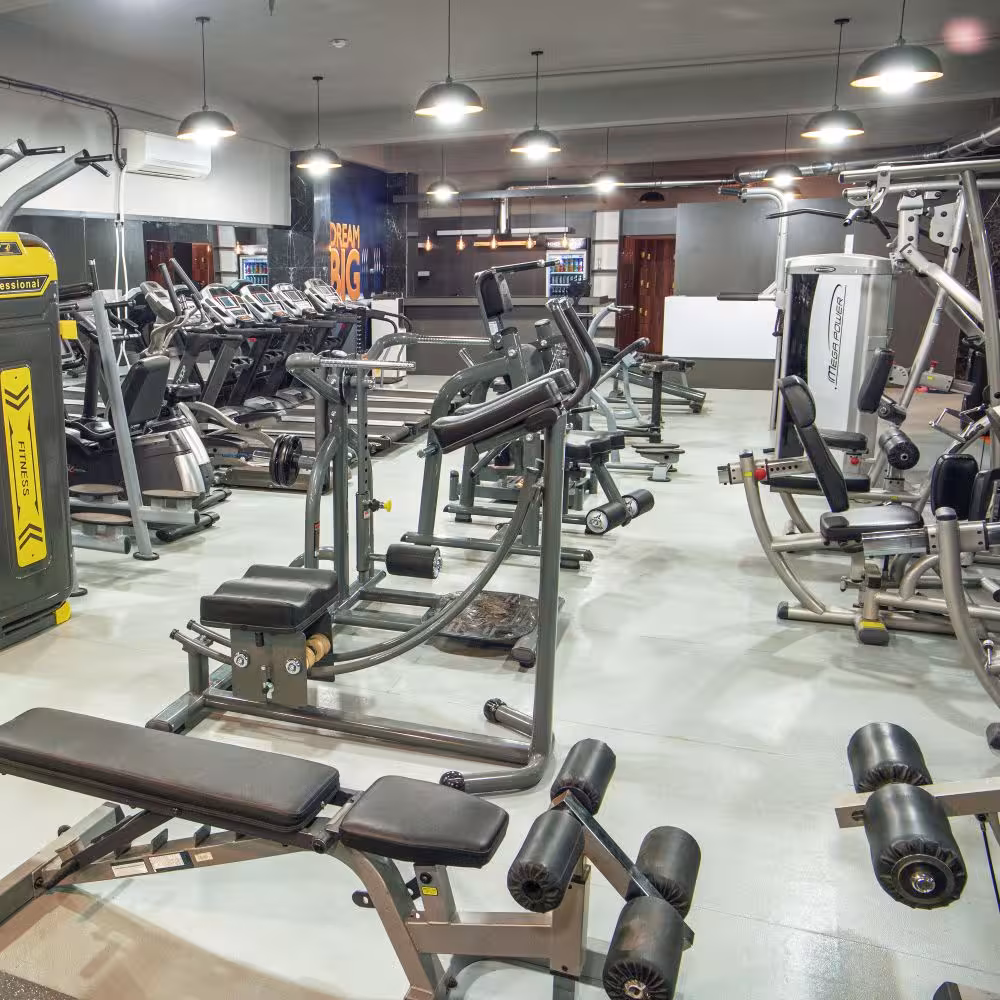 نمونه کار کفپوش پی وی سی ورزشی در باشگاه بدنسازی آنیل